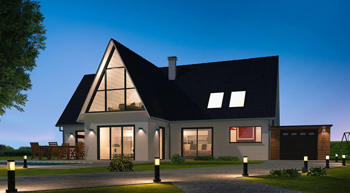 Beleuchtetes Einfamilienhaus in der Abenddämmerung